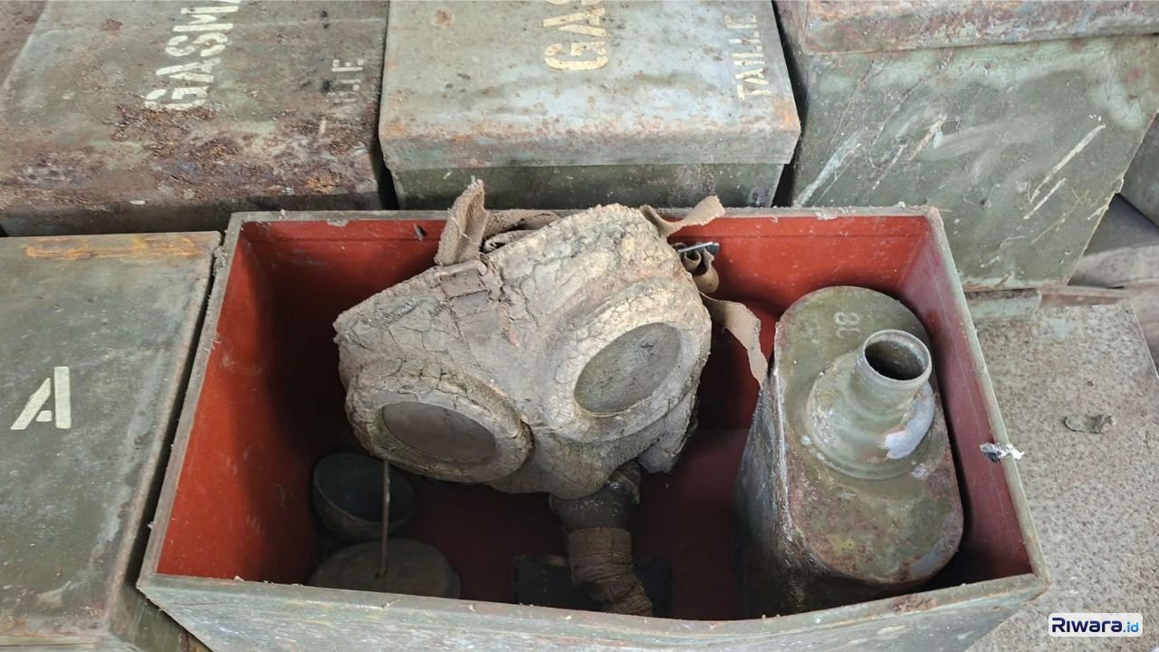Masker gas atau masker perang kuno yang ditemukan saat pembersihan kawasan Panti Pidana Karaton Surakarta Hadiningrat Selasa 20 Oktober 2026